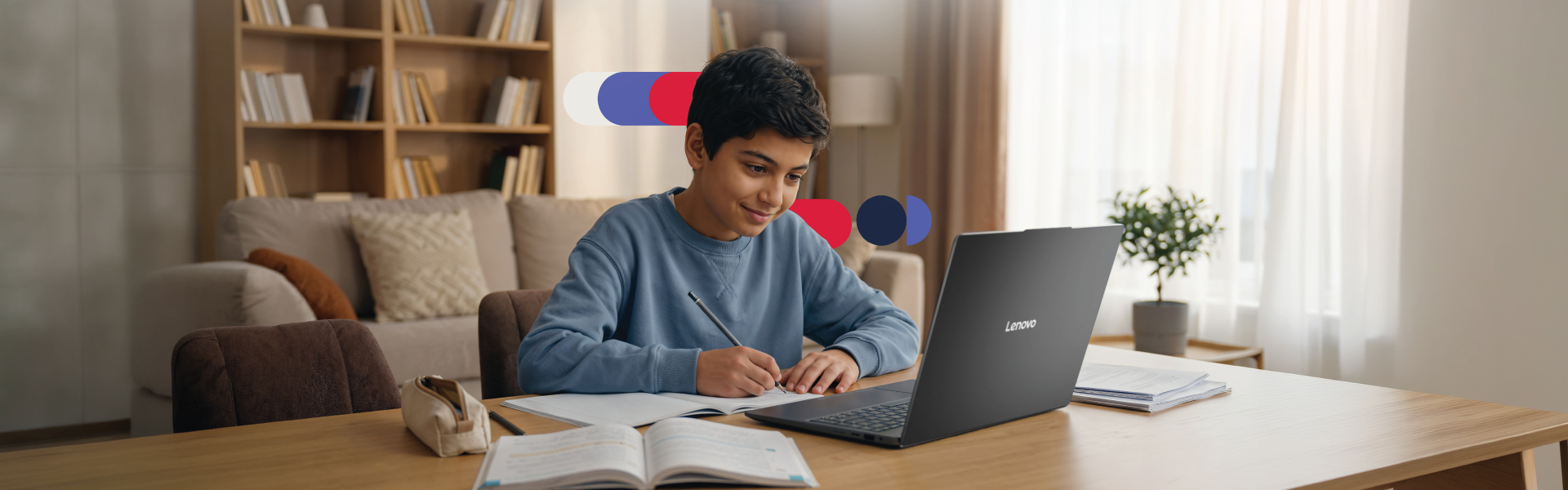 طالب يدرس في البيت على لابتوب Lenovo