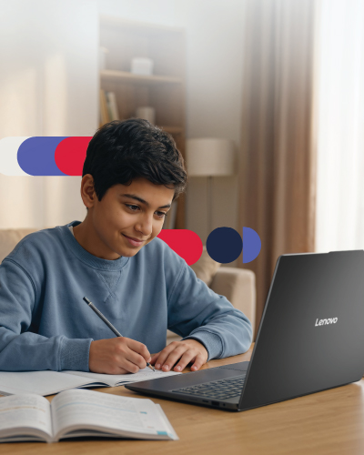 طالب يدرس في البيت على لابتوب Lenovo